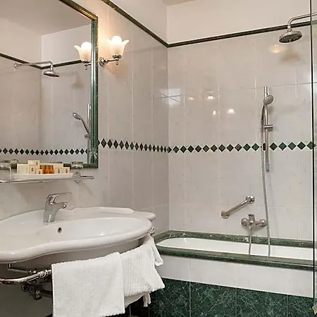 إكسكيوتيف فندق 4*